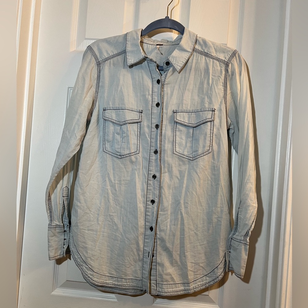 🌺 Lightweight chambray Free People buttonup top size xsmall